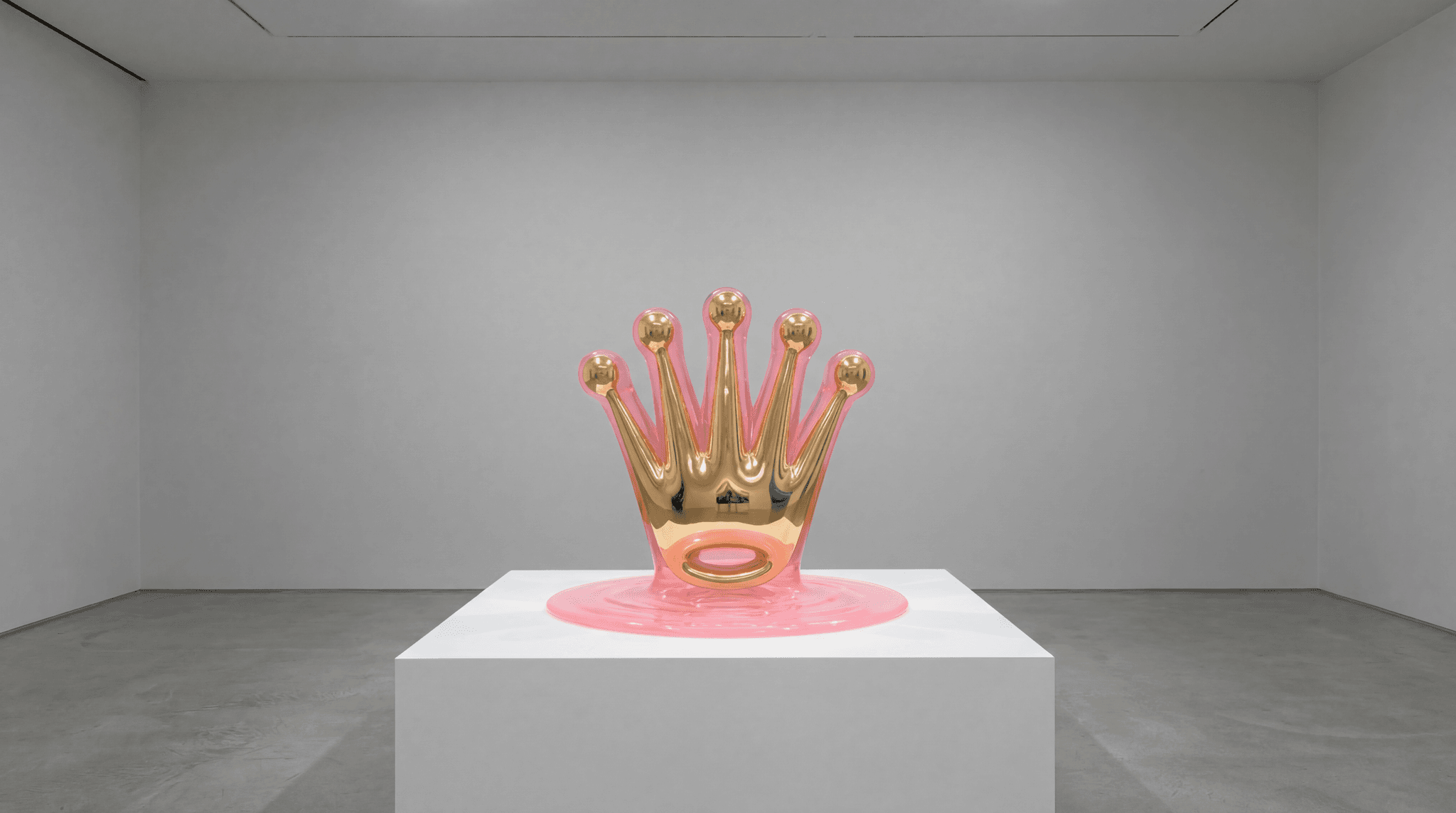 Sculpture couronne Rolex en or poli dans résine rose translucide sur socle galerie